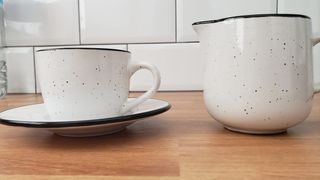 Taza y jarrita de leche de cerámica