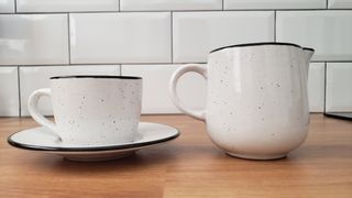 Taza y jarrita de leche de cerámica