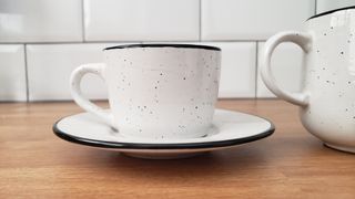 Taza y jarrita de leche de cerámica