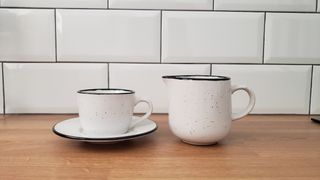 Taza y jarrita de leche de cerámica