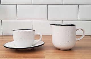 Taza y jarrita de leche de cerámica