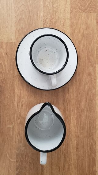 Taza y jarrita de leche de cerámica