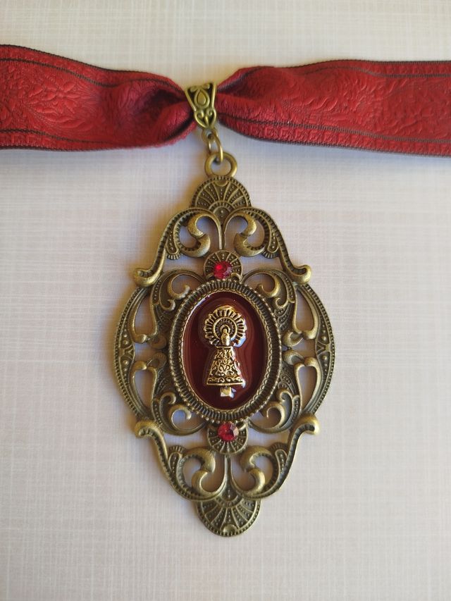 Conjunto Baturra: Pendientes y Gargantilla.