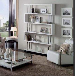 Estantería de diseño . Lacado blanco y cromado