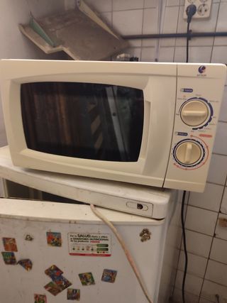 Microondas Artrom blanco