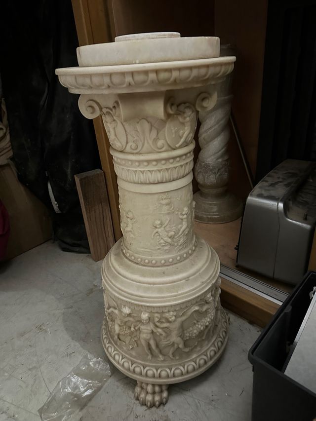 Pedestal de alabastro con relieves