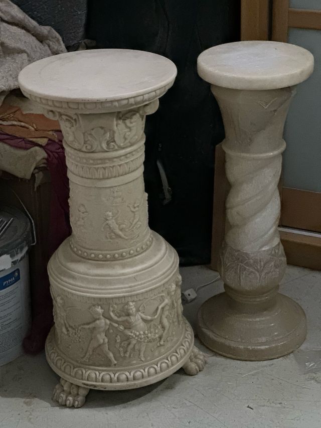 Pedestal de alabastro con relieves