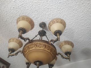 Lámpara de techo dorada y beige
