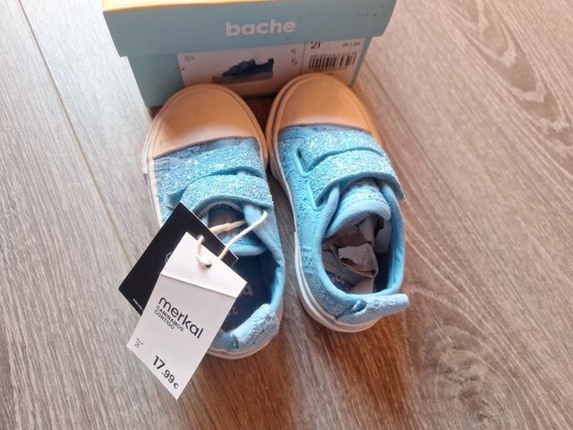 Zapatillas azules con velcro sin estrenar