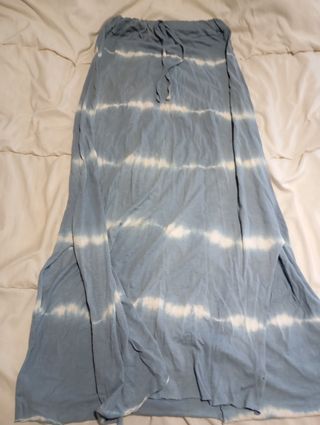 Falda larga tie-dye azul y blanco
