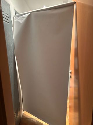 Estor enrollable de tela blanco