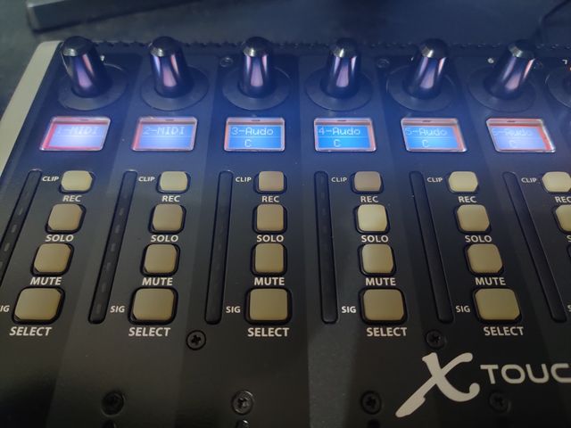Behringer X Touch Controlador Universal