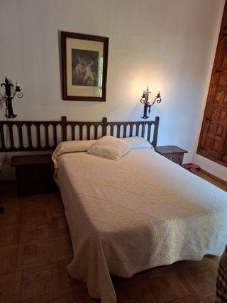 Dormitorio completo: Cama 135x190cm, mesilla
