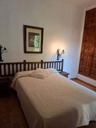 Dormitorio completo: Cama 135x190cm, mesilla