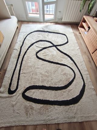 Alfombra grande beige con diseño negro