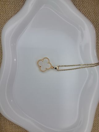 Collar trébol dorado y nácar