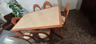 Mesa de comedor de madera y tela