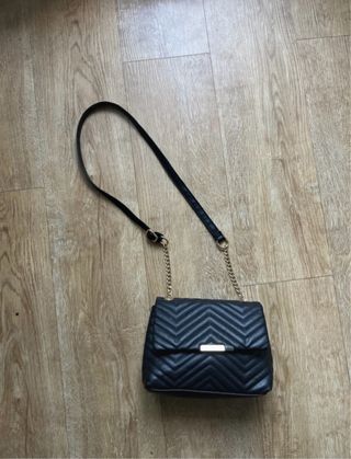 Bolso negro con cadena dorada
