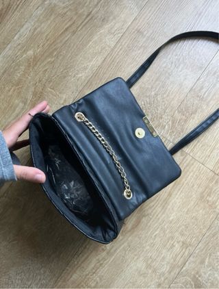 Bolso negro con cadena dorada