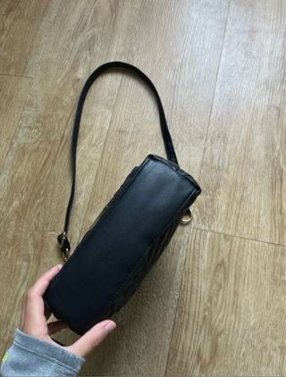 Bolso negro con cadena dorada