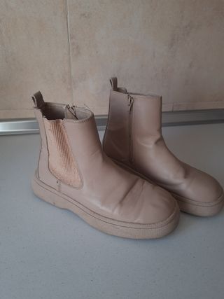 Botines beige estilo Chelsea