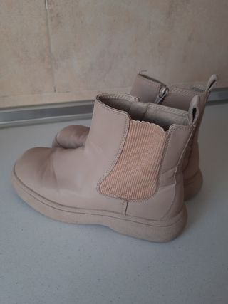 Botines beige estilo Chelsea