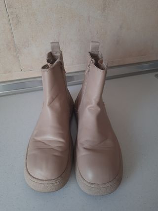 Botines beige estilo Chelsea