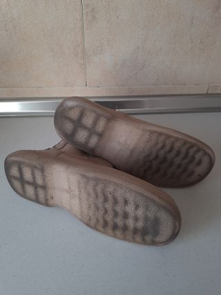 Botines beige estilo Chelsea