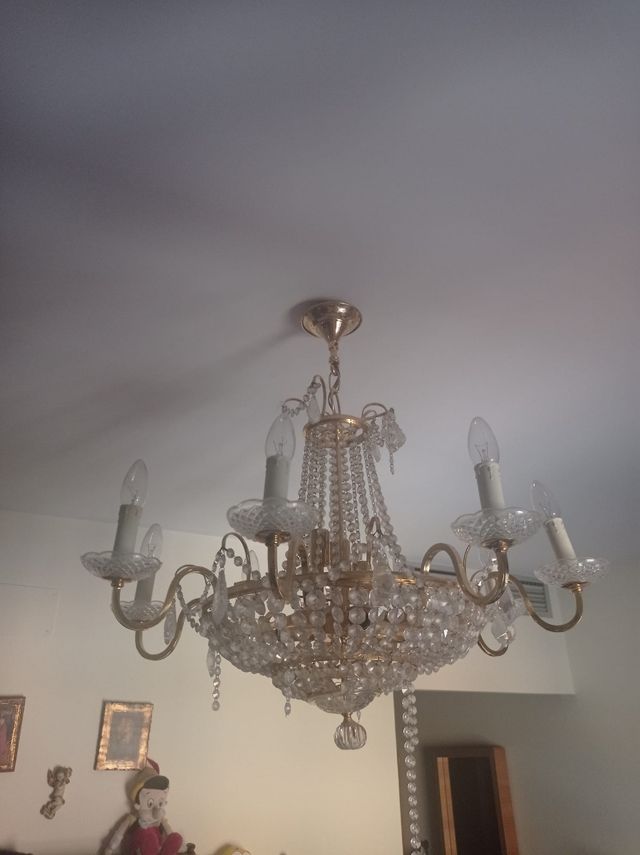 Lámpara de araña de cristal y baño de oro.