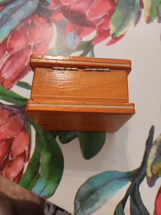 Caja de madera tallada