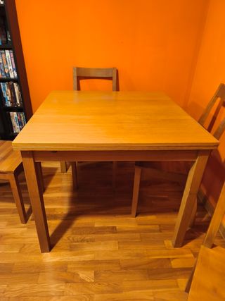 Mesa de comedor y 4 sillas de madera