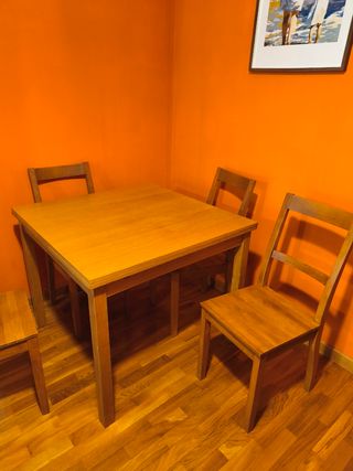 Mesa de comedor y 4 sillas de madera