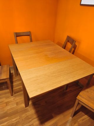 Mesa de comedor y 4 sillas de madera