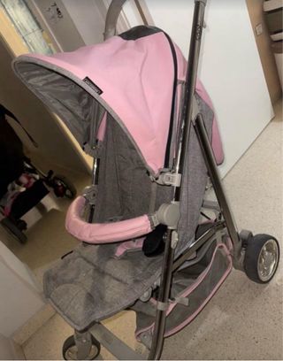 Carrito de bebé rosa y gris