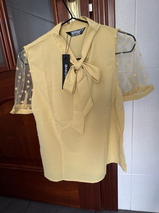Camisa amarilla con lazo y mangas de lunares