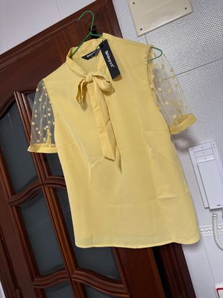 Camisa amarilla con lazo y mangas de lunares