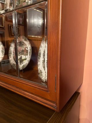 Vitrina de madera y cristal con platos decorativos