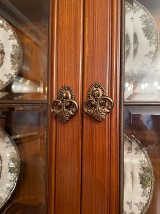 Vitrina de madera y cristal con platos decorativos