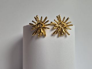Pendientes dorados con diseño de estrella