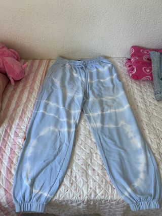 Pantalón chándal Bershka azul y blanco
