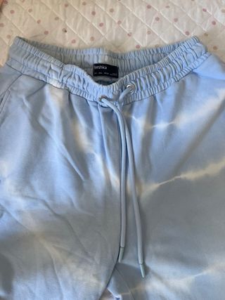 Pantalón chándal Bershka azul y blanco
