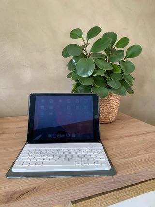 Teclado Inalámbrico con Funda de Cuero- iPad Air 2