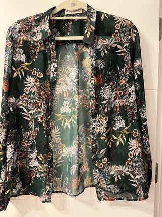 Camisa verde con estampado floral
