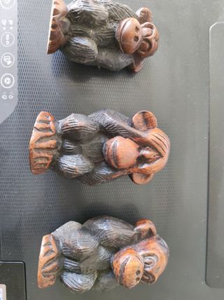 Monos artesanales de madera decorativos
