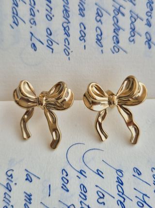 Pendientes dorados lazo