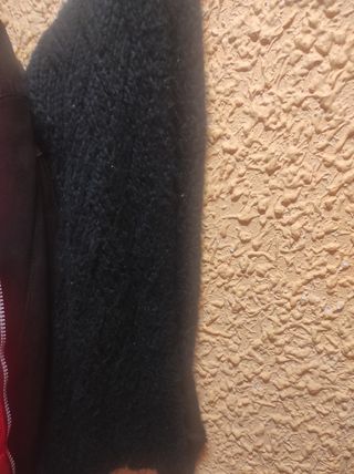 Bufanda negra y roja