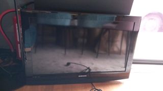 TV SAMSUNG 32" [CON MANDO SIN PATA]