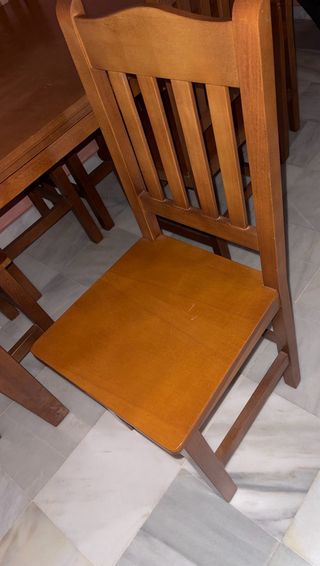 Mesa de comedor y 6 sillas de madera