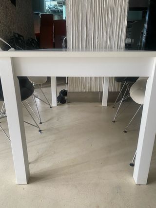 Mesa de comedor blanca de madera