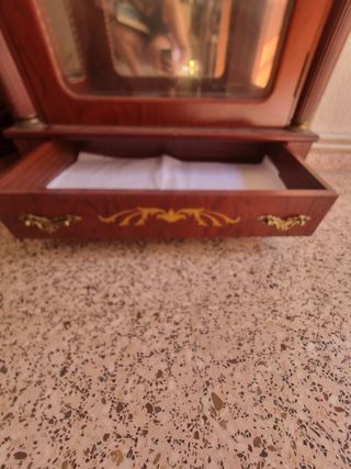 Vitrina madera cerezo oscuro y cristal